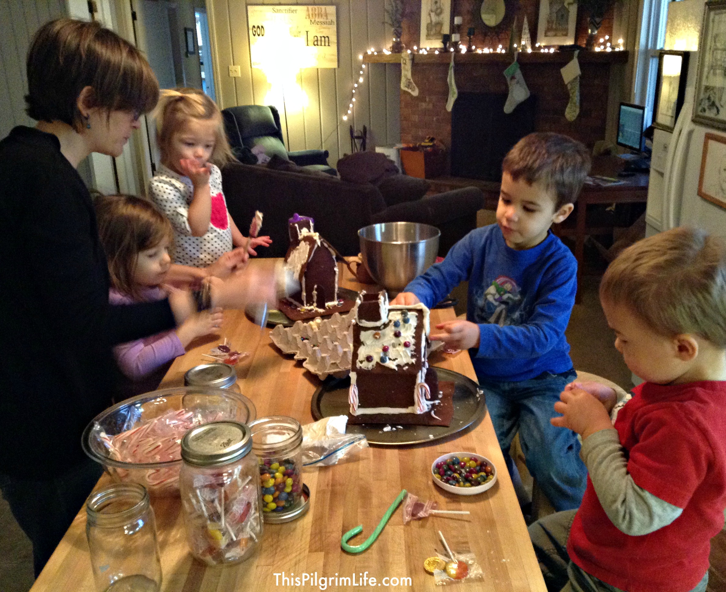 Host a gingerbread house party-- tips to make your party a success! 
