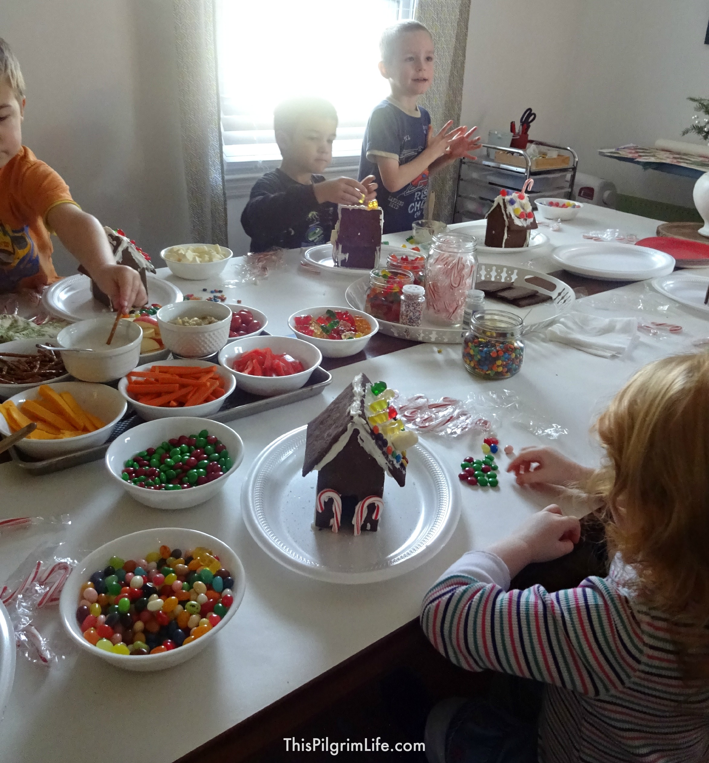 Host a gingerbread house party-- tips to make your party a success! 