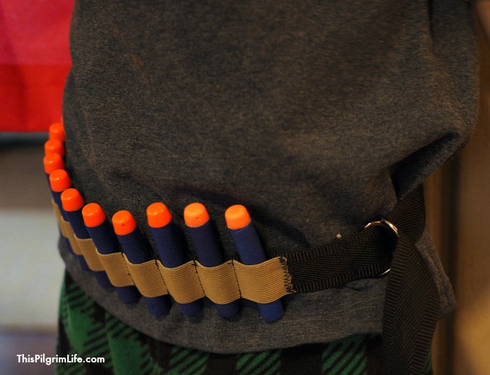 Keep all your darts in reach for your next nerf battle with this DIY dart belt! A quick and easy project for any sewing level! 