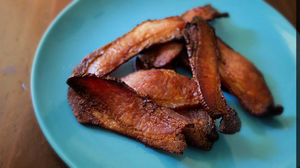 Crispy bacon made in the Mealthy CrispLid